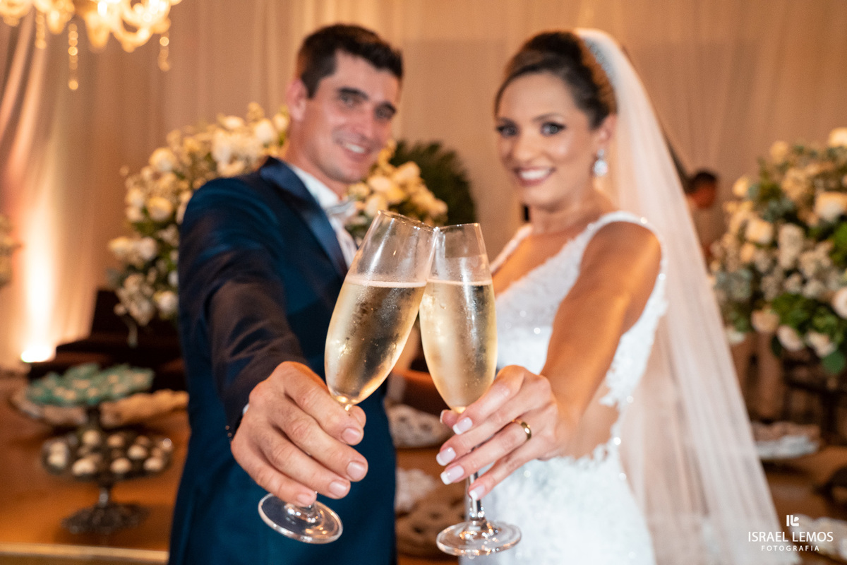 Brinde do casal na cidade de maravilhas 