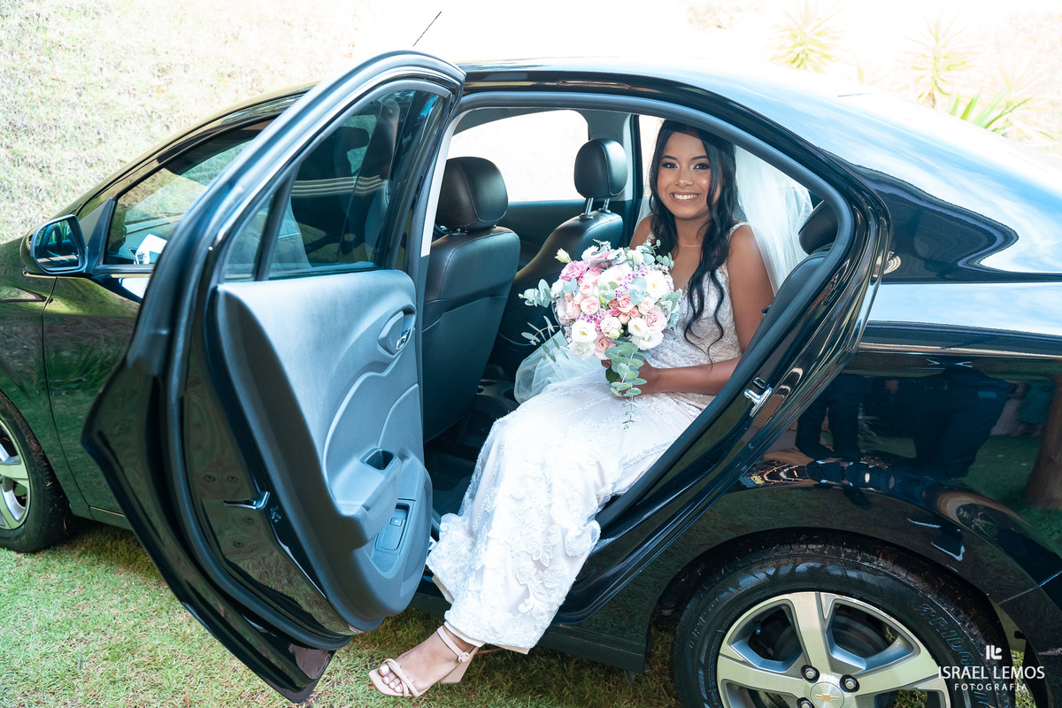 noiva saindo do carro Fotografo de casamento na cidade de Para de minas Israel lemos 