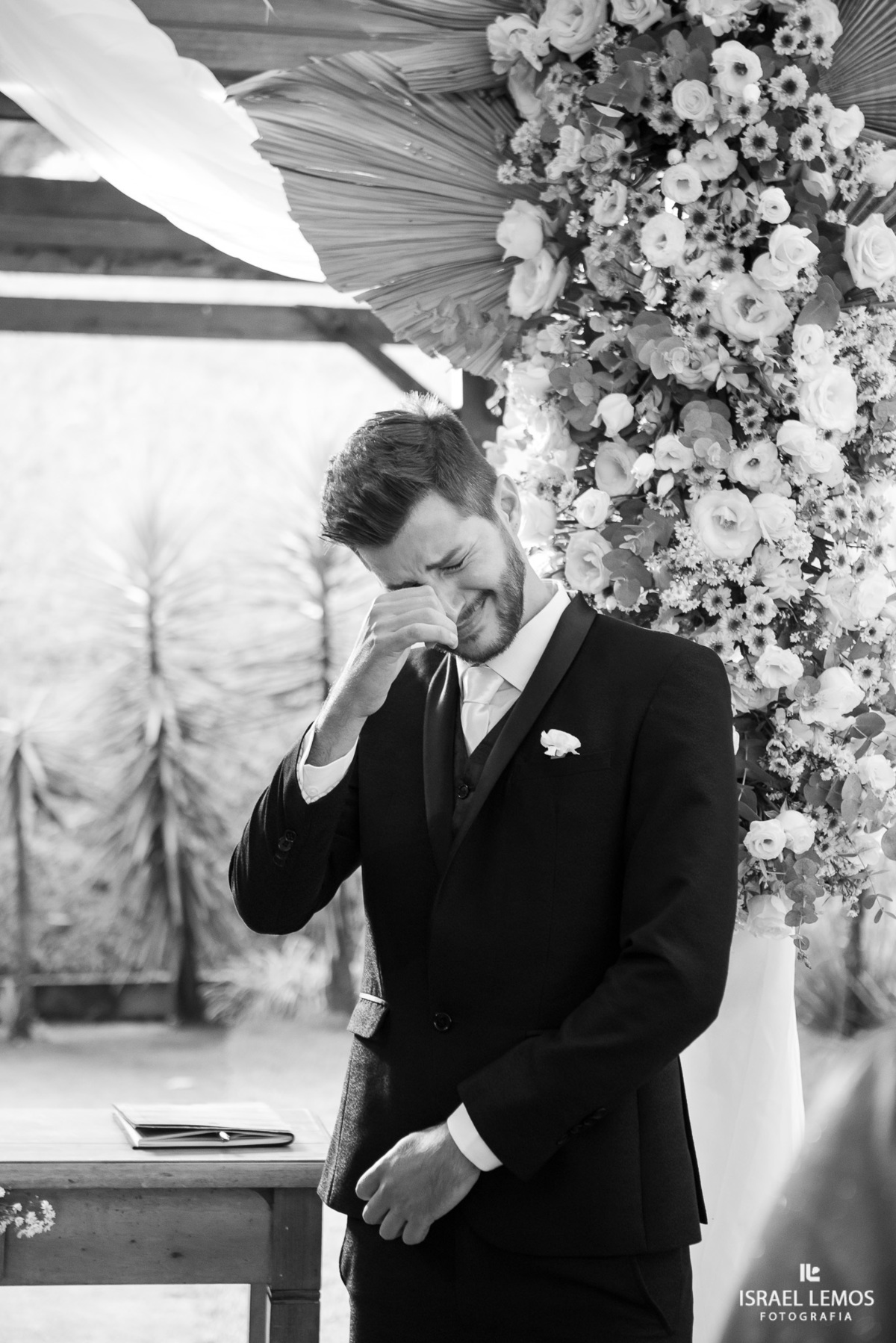 noivo se emociona Fotografo de casamento na cidade de Para de minas Israel lemos 