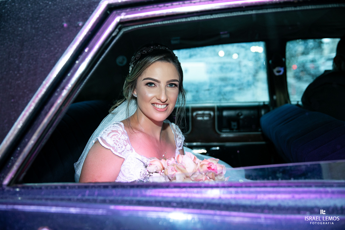 noiva saindo do seu carro 