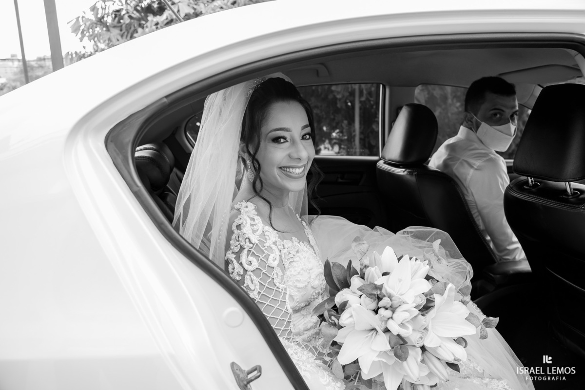 Noiva de contagem saindo do carro de para de minas para o seu casamento