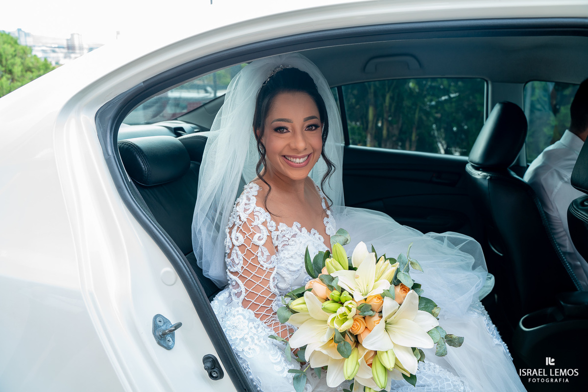 Noiva de contagem saindo do carro de para de minas para o seu casamento