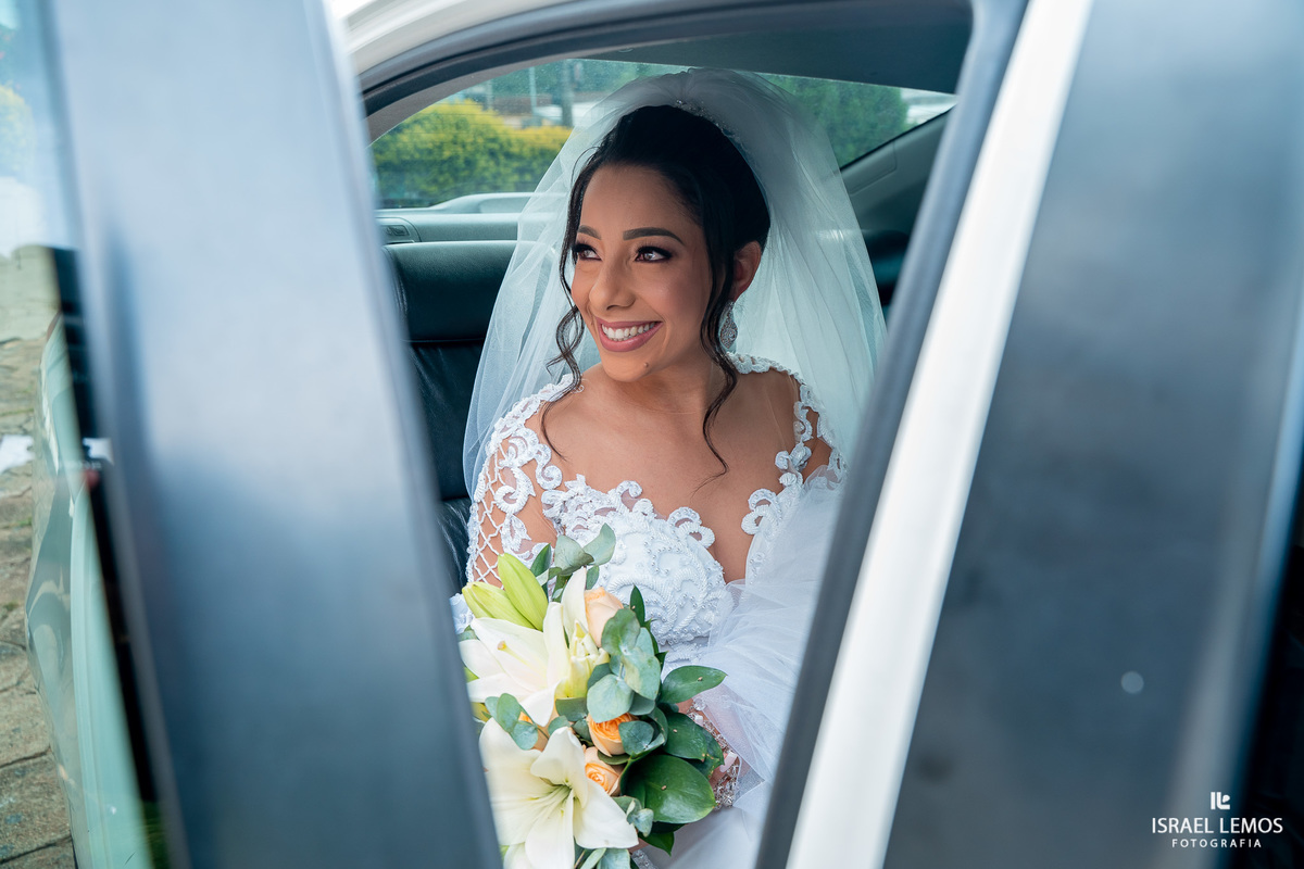 Noiva de contagem saindo do carro de para de minas para o seu casamento