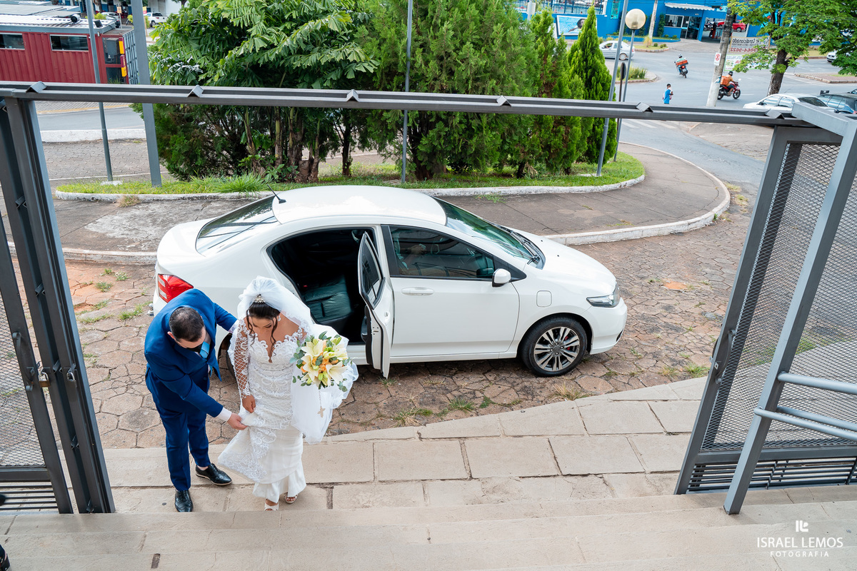 Noiva de contagem saindo do carro de para de minas para o seu casamento