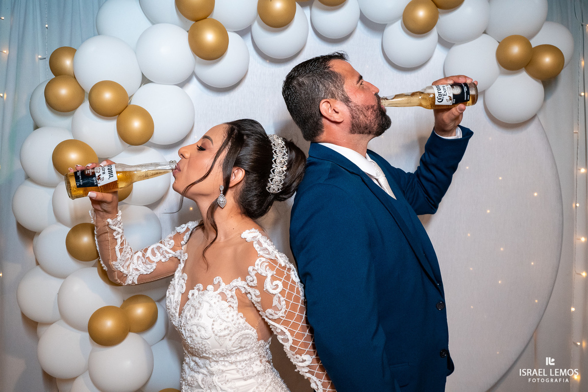 Noivos bebem corona na festa de casamentob