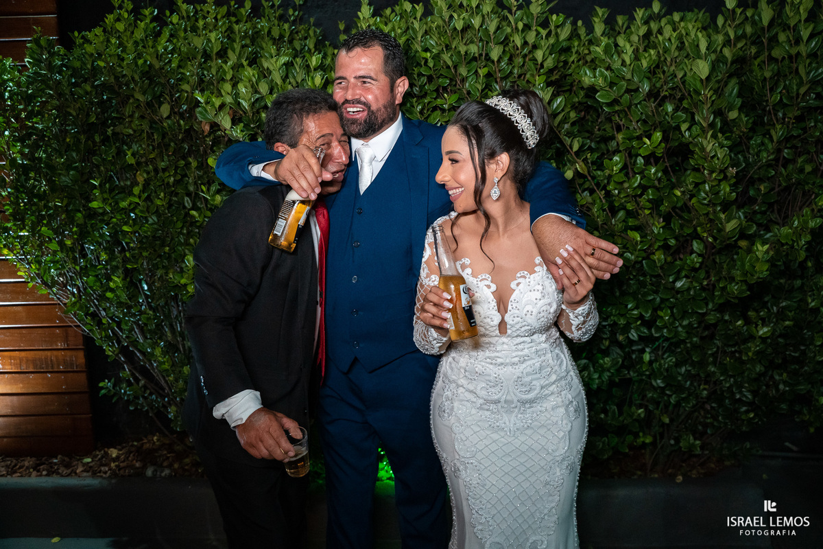 amigos do casal fazem a festa no bar do Rodrigo em para de minas