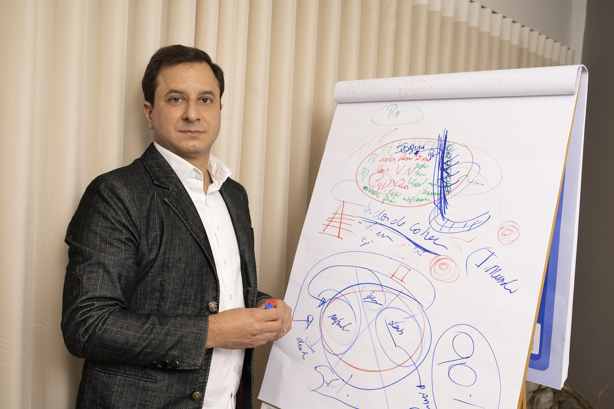 Psicologo Francis Rodrigo, palestrante, foto profissional