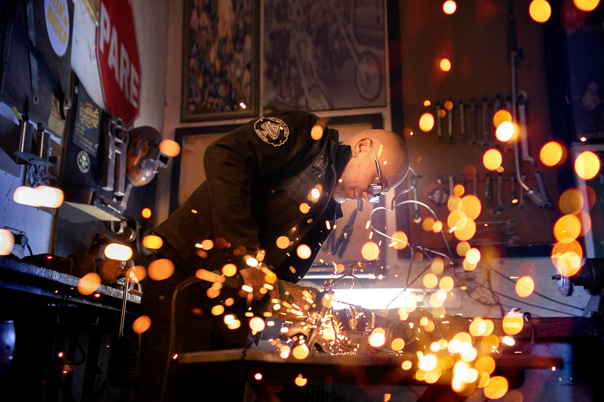 Byzzuka em seu estúdio, foto Alessandro Gaioto, Everlong Fotos, retrato profissional, artista plástico