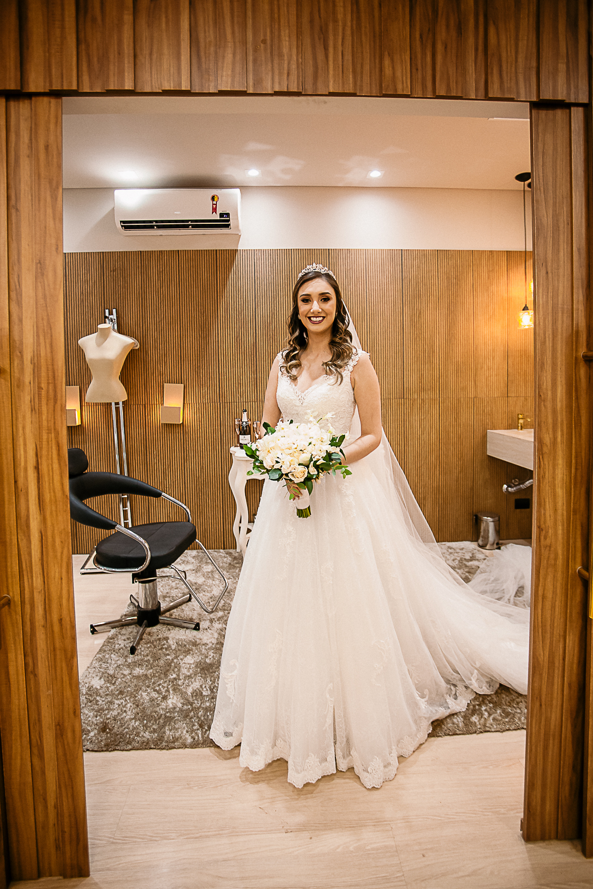 fotografia da noiva pronta com o bouquet, noiva no salão, noiva pronta, noiva com vestido lindo fotografada por Franciane Gaioto