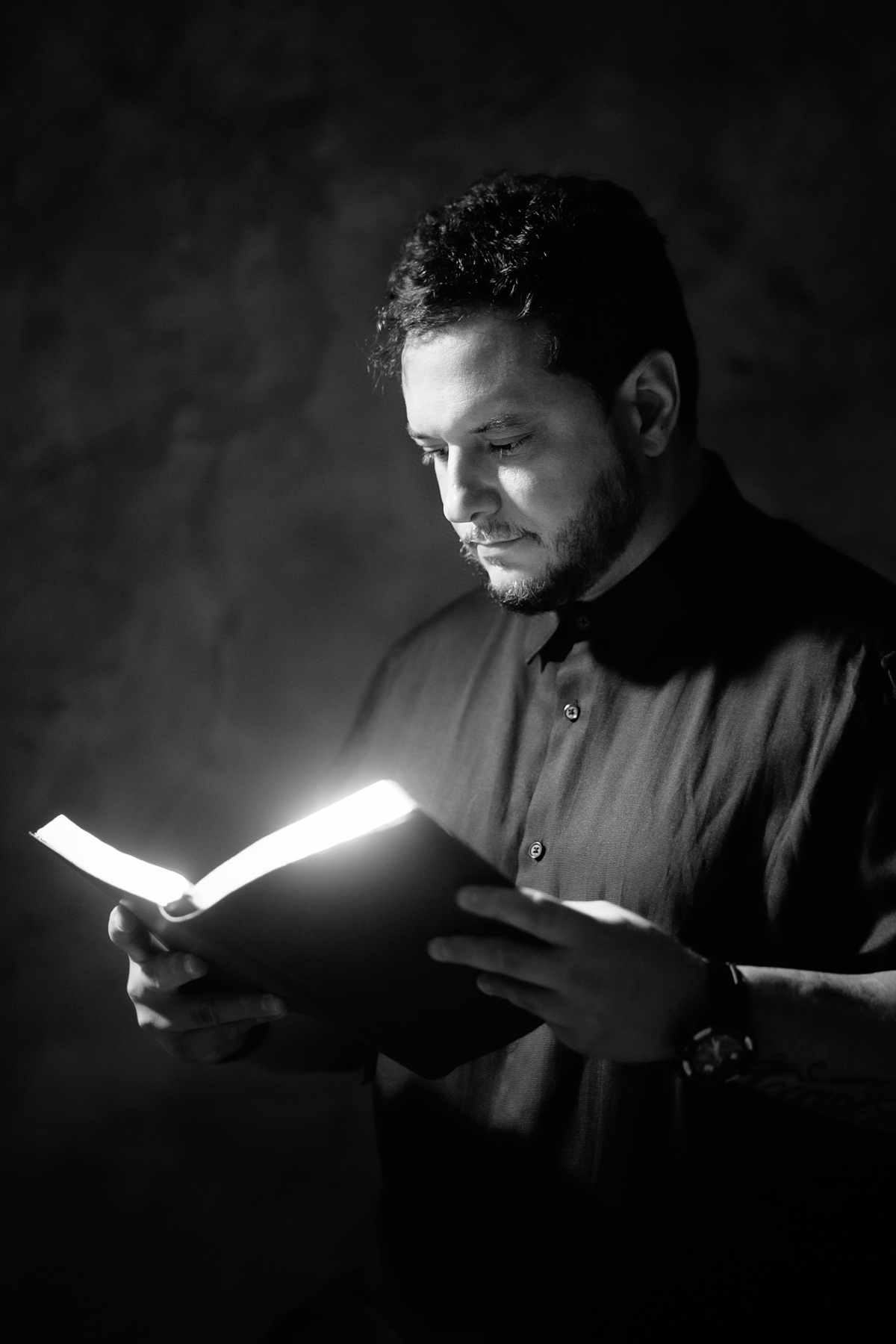 lendo a biblia, a fé cristão, foto profissional