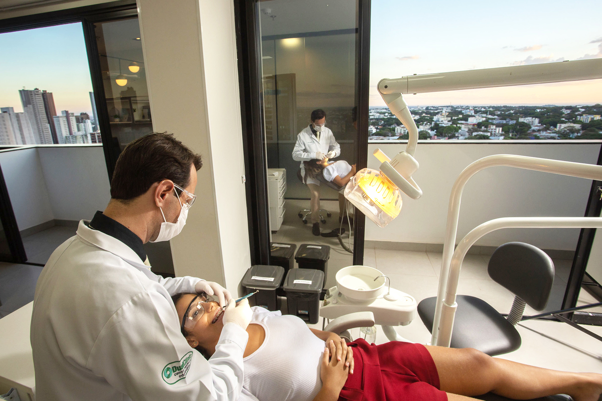 Dentista trabalhando, aparelho ortodontico, fotos no consultorio, 