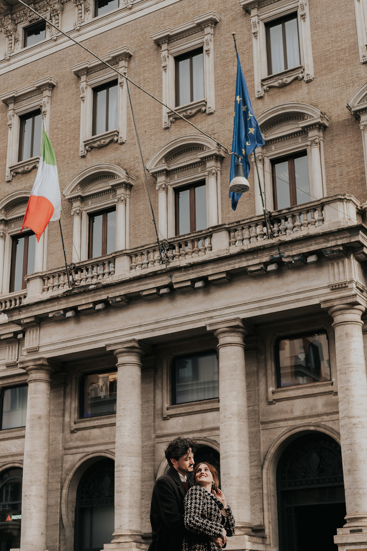 Ensaio fotográfico em Roma com casal brasileiro. Fotografia leve, espontânea e artística em cenário histórico. Ideal para pre wedding e destination wedding na Itália, com registros autênticos, elegantes e cheios de emoção. Tomaz Fotografias