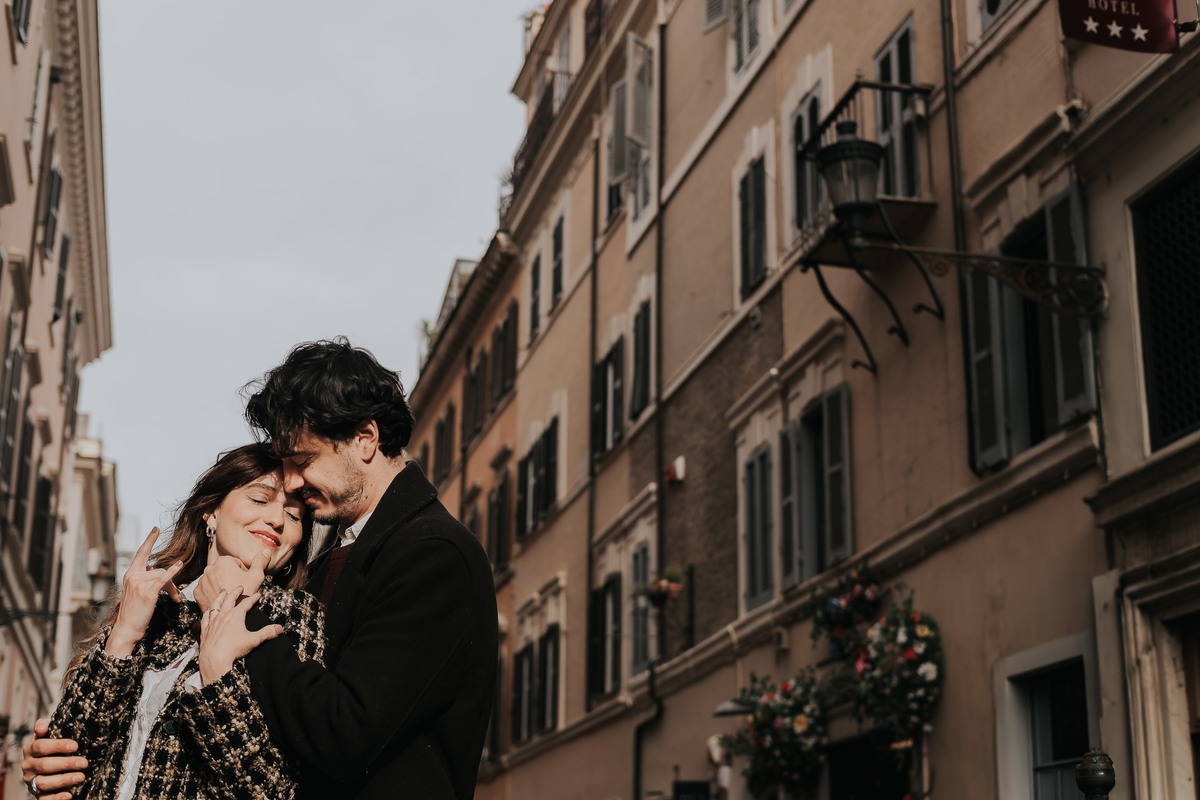 Ensaio fotográfico em Roma com casal brasileiro. Fotografia leve, espontânea e artística em cenário histórico. Ideal para pre wedding e destination wedding na Itália, com registros autênticos, elegantes e cheios de emoção. Tomaz Fotografias
