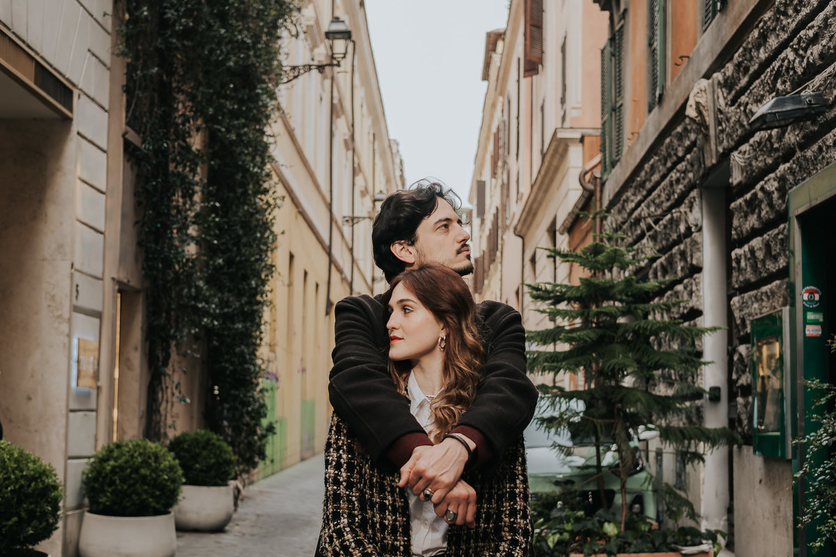 Ensaio fotográfico em Roma com casal brasileiro. Fotografia leve, espontânea e artística em cenário histórico. Ideal para pre wedding e destination wedding na Itália, com registros autênticos, elegantes e cheios de emoção. Tomaz Fotografias