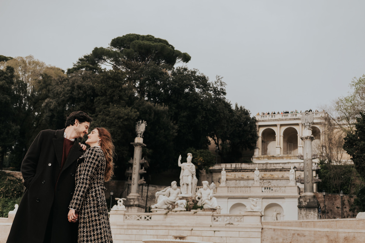 Ensaio fotográfico em Roma com casal brasileiro. Fotografia leve, espontânea e artística em cenário histórico. Ideal para pre wedding e destination wedding na Itália, com registros autênticos, elegantes e cheios de emoção. Tomaz Fotografias