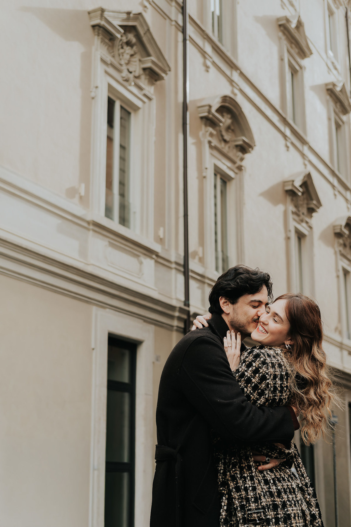 Ensaio fotográfico em Roma com casal brasileiro. Fotografia leve, espontânea e artística em cenário histórico. Ideal para pre wedding e destination wedding na Itália, com registros autênticos, elegantes e cheios de emoção. Tomaz Fotografias