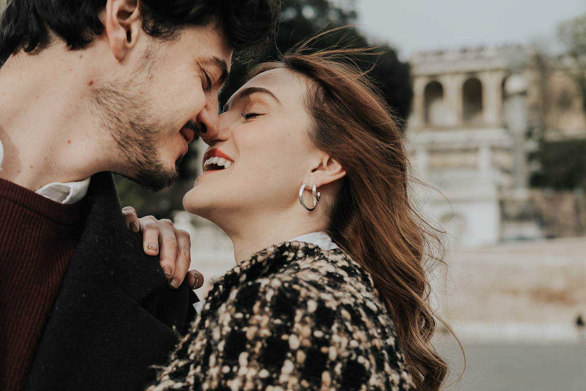 Ensaio fotográfico em Roma com casal brasileiro. Fotografia leve, espontânea e artística em cenário histórico. Ideal para pre wedding e destination wedding na Itália, com registros autênticos, elegantes e cheios de emoção. Tomaz Fotografias