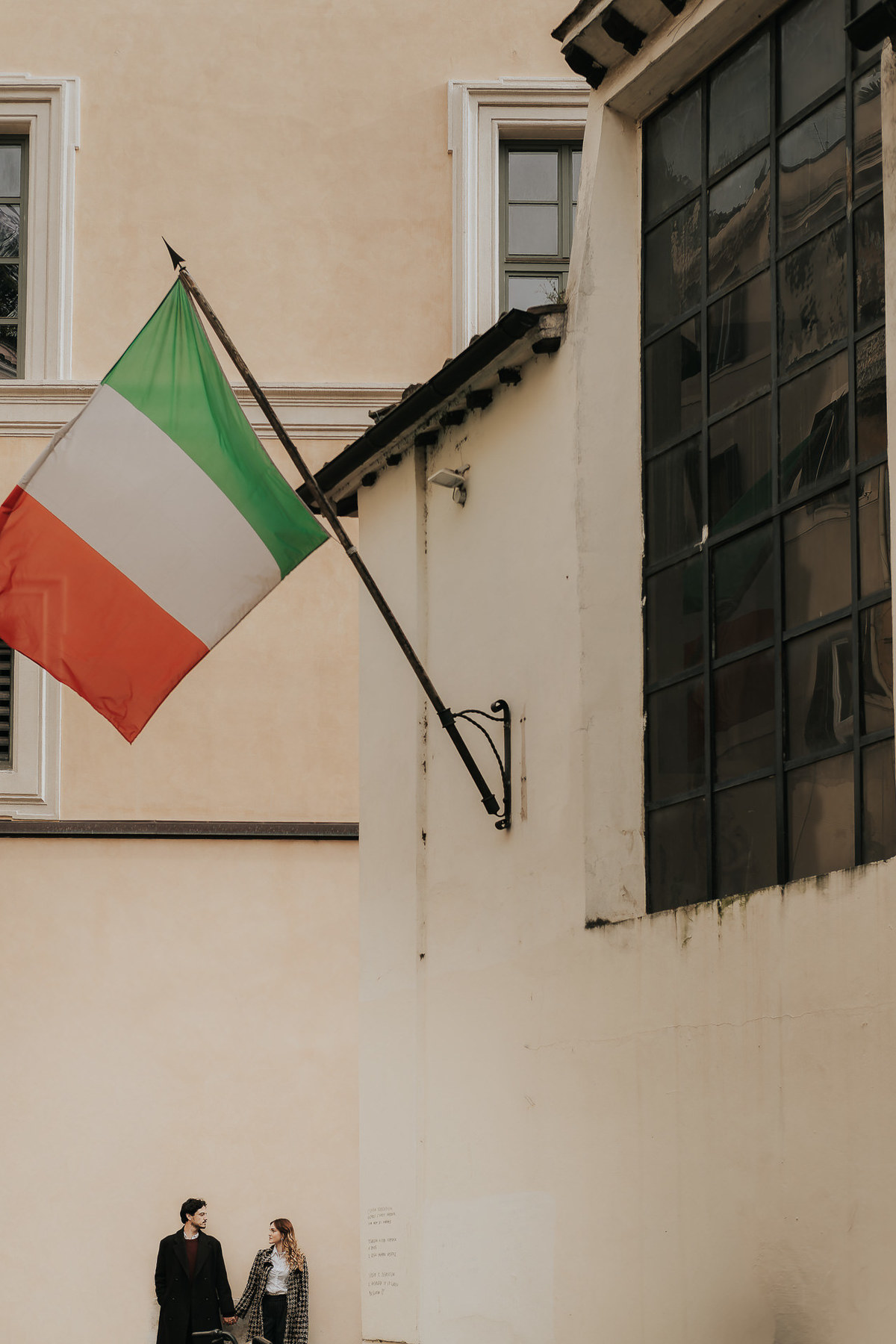 Ensaio fotográfico em Roma com casal brasileiro. Fotografia leve, espontânea e artística em cenário histórico. Ideal para pre wedding e destination wedding na Itália, com registros autênticos, elegantes e cheios de emoção. Tomaz Fotografias