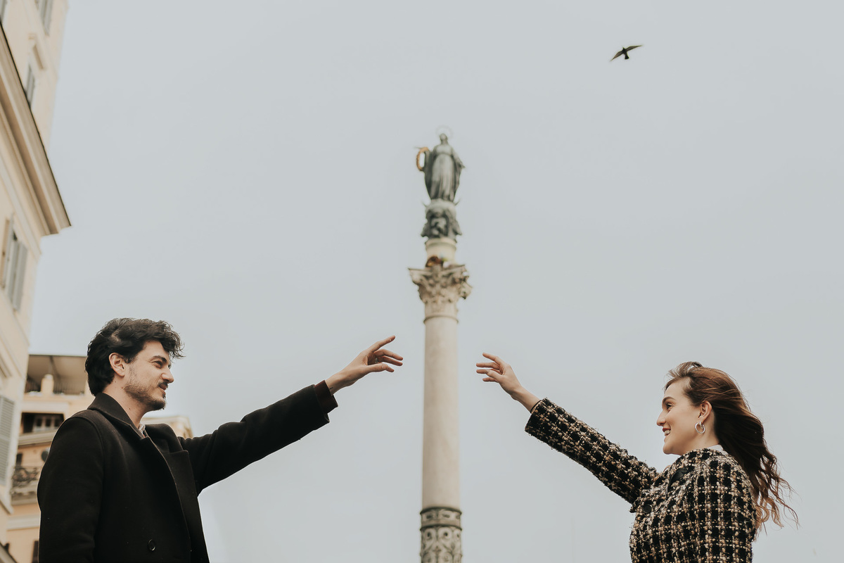 Ensaio fotográfico em Roma com casal brasileiro. Fotografia leve, espontânea e artística em cenário histórico. Ideal para pre wedding e destination wedding na Itália, com registros autênticos, elegantes e cheios de emoção. Tomaz Fotografias