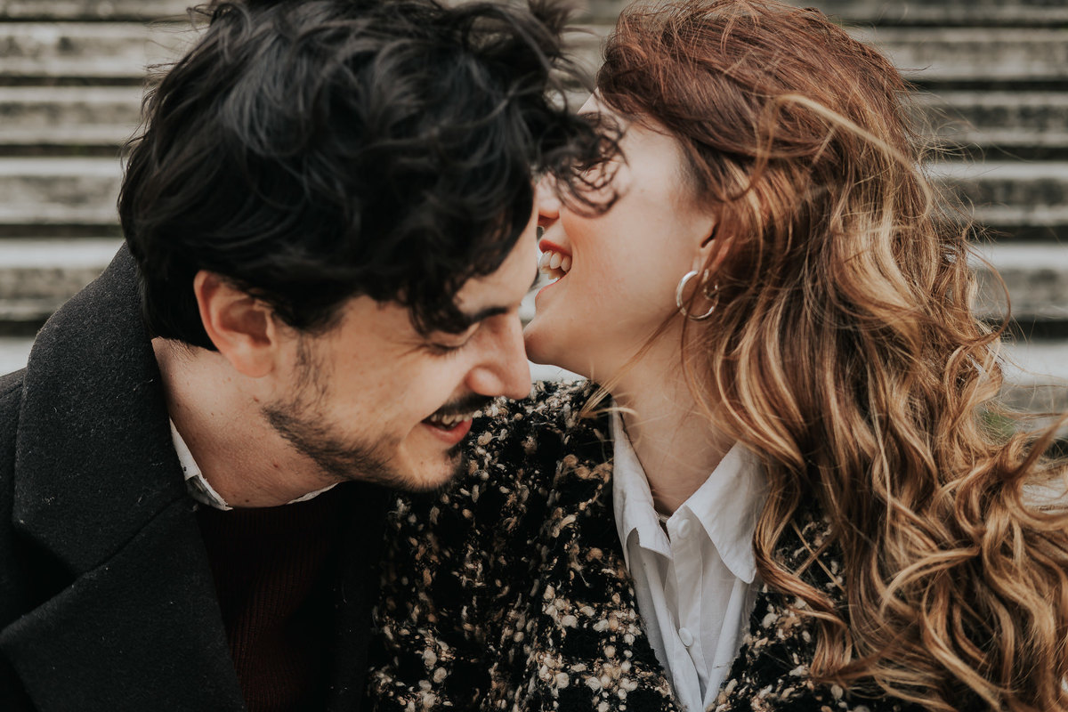 Ensaio fotográfico em Roma com casal brasileiro. Fotografia leve, espontânea e artística em cenário histórico. Ideal para pre wedding e destination wedding na Itália, com registros autênticos, elegantes e cheios de emoção. Tomaz Fotografias