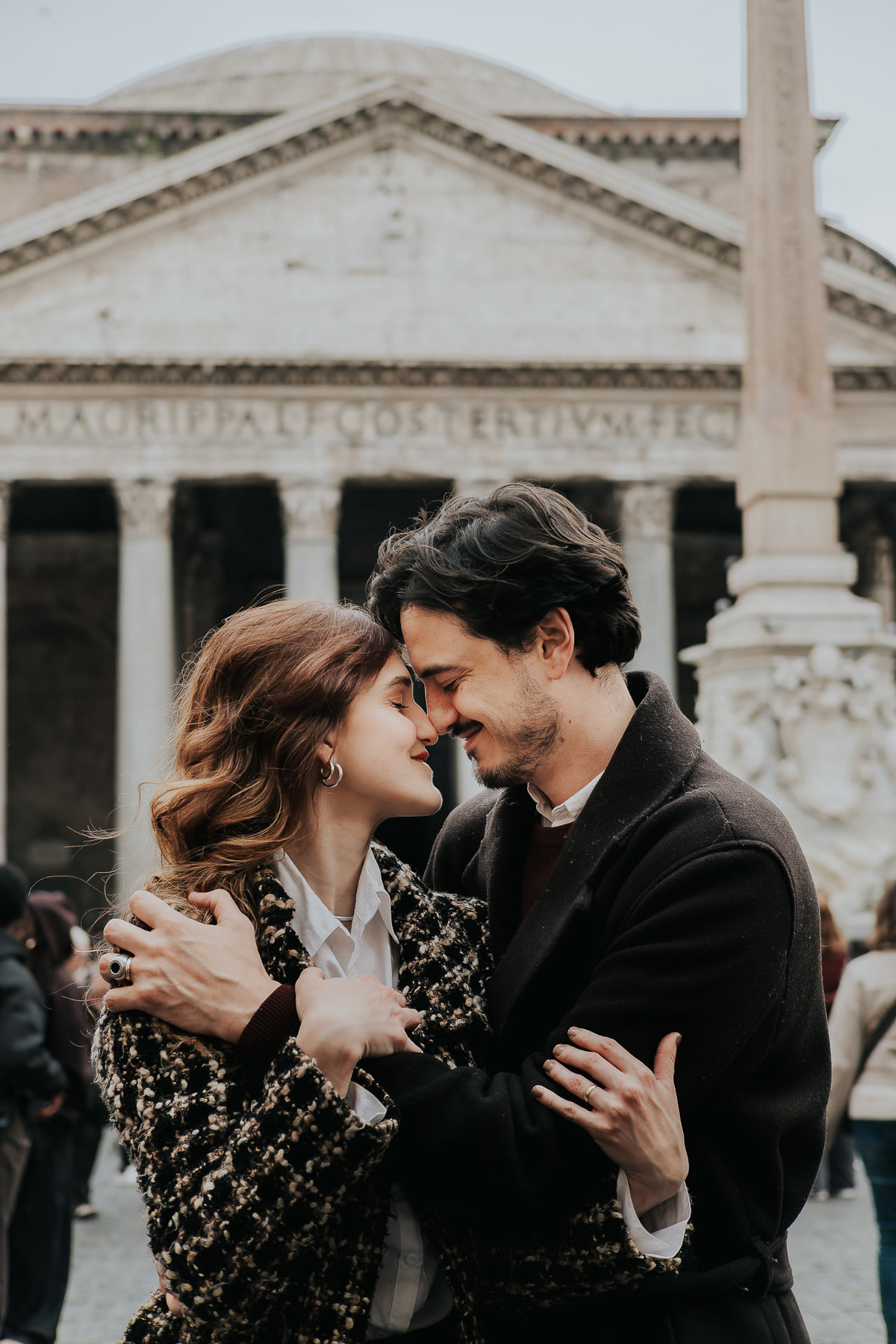 Ensaio fotográfico em Roma com casal brasileiro. Fotografia leve, espontânea e artística em cenário histórico. Ideal para pre wedding e destination wedding na Itália, com registros autênticos, elegantes e cheios de emoção. Tomaz Fotografias