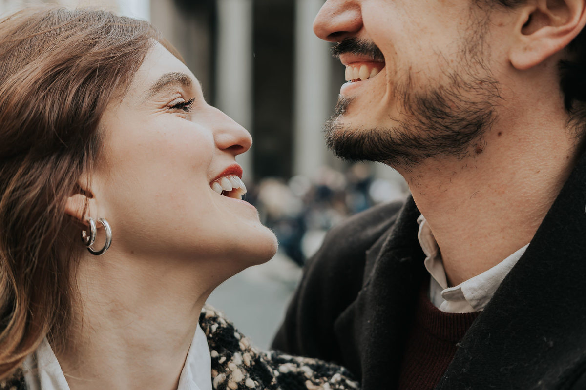 Ensaio fotográfico em Roma com casal brasileiro. Fotografia leve, espontânea e artística em cenário histórico. Ideal para pre wedding e destination wedding na Itália, com registros autênticos, elegantes e cheios de emoção. Tomaz Fotografias