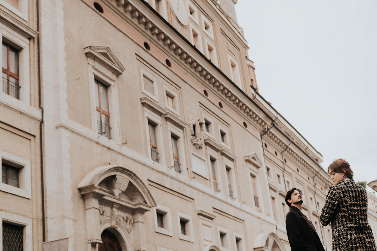Ensaio fotográfico em Roma com casal brasileiro. Fotografia leve, espontânea e artística em cenário histórico. Ideal para pre wedding e destination wedding na Itália, com registros autênticos, elegantes e cheios de emoção. Tomaz Fotografias