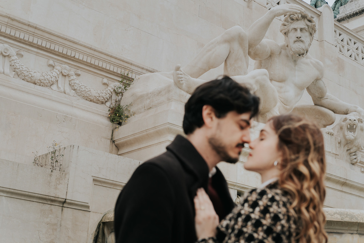 Ensaio fotográfico em Roma com casal brasileiro. Fotografia leve, espontânea e artística em cenário histórico. Ideal para pre wedding e destination wedding na Itália, com registros autênticos, elegantes e cheios de emoção. Tomaz Fotografias