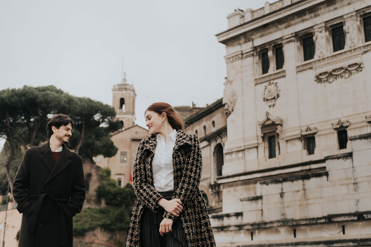 Ensaio fotográfico em Roma com casal brasileiro. Fotografia leve, espontânea e artística em cenário histórico. Ideal para pre wedding e destination wedding na Itália, com registros autênticos, elegantes e cheios de emoção. Tomaz Fotografias