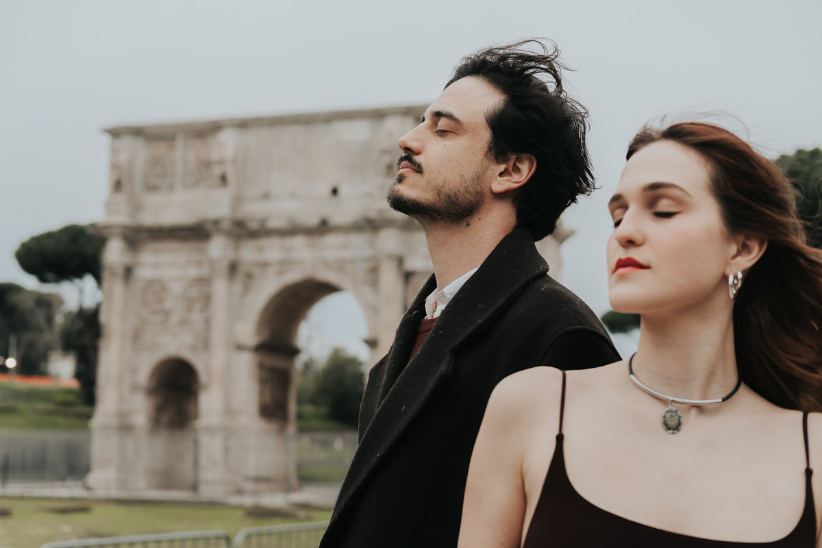 Ensaio fotográfico em Roma com casal brasileiro. Fotografia leve, espontânea e artística em cenário histórico. Ideal para pre wedding e destination wedding na Itália, com registros autênticos, elegantes e cheios de emoção. Tomaz Fotografias