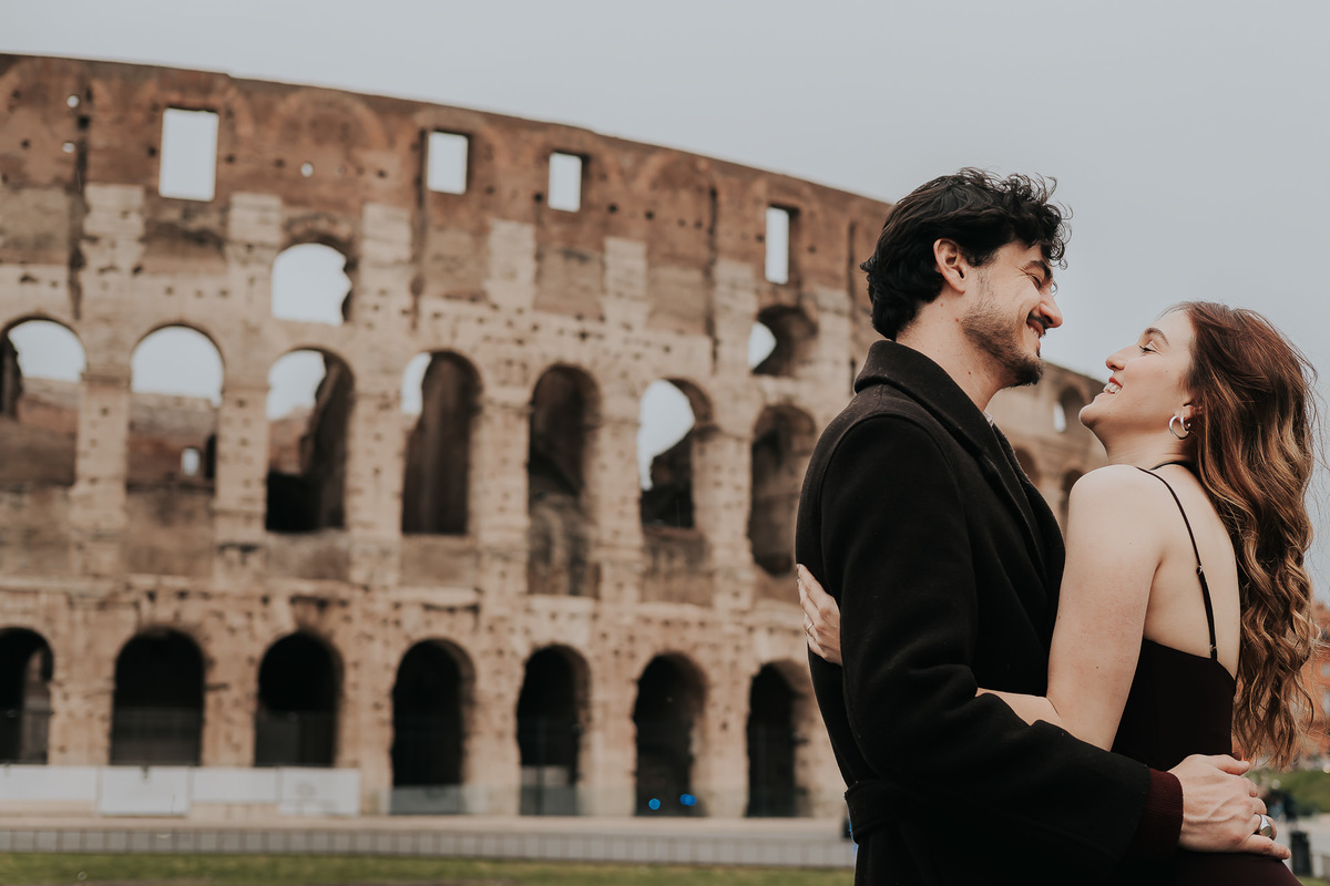 Ensaio fotográfico em Roma com casal brasileiro. Fotografia leve, espontânea e artística em cenário histórico. Ideal para pre wedding e destination wedding na Itália, com registros autênticos, elegantes e cheios de emoção. Tomaz Fotografias