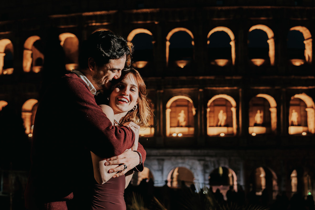 Ensaio fotográfico em Roma com casal brasileiro. Fotografia leve, espontânea e artística em cenário histórico. Ideal para pre wedding e destination wedding na Itália, com registros autênticos, elegantes e cheios de emoção. Tomaz Fotografias