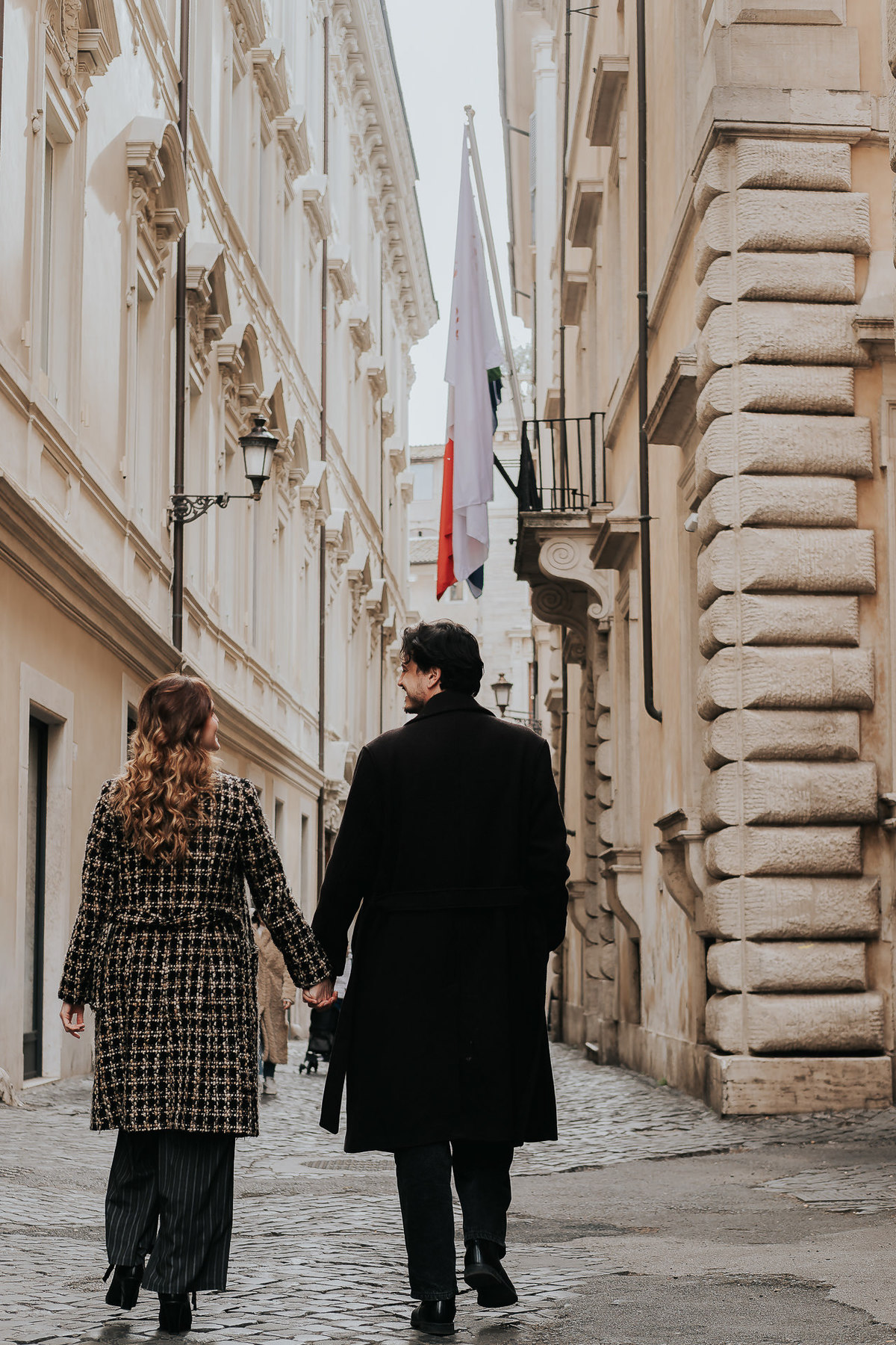 Ensaio fotográfico em Roma com casal brasileiro. Fotografia leve, espontânea e artística em cenário histórico. Ideal para pre wedding e destination wedding na Itália, com registros autênticos, elegantes e cheios de emoção. Tomaz Fotografias