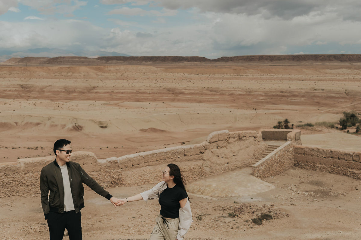Ensaio fotográfico no Deserto do Saara com olhar sensível e artístico. Destination wedding no Marrocos e no mundo. Registros autênticos, leves e cheios de emoção para casais que valorizam experiências únicas e memória. Tomaz Fotografias