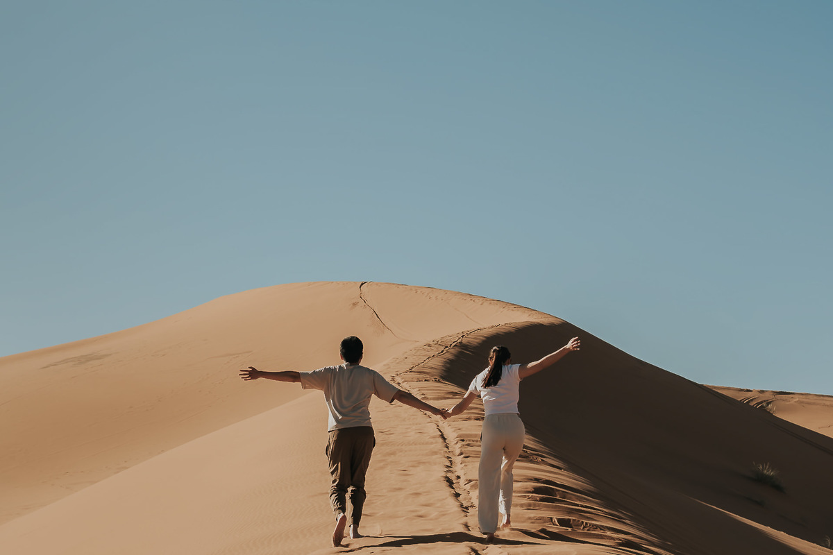 Ensaio fotográfico no Deserto do Saara com olhar sensível e artístico. Destination wedding no Marrocos e no mundo. Registros autênticos, leves e cheios de emoção para casais que valorizam experiências únicas e memória. Tomaz Fotografias