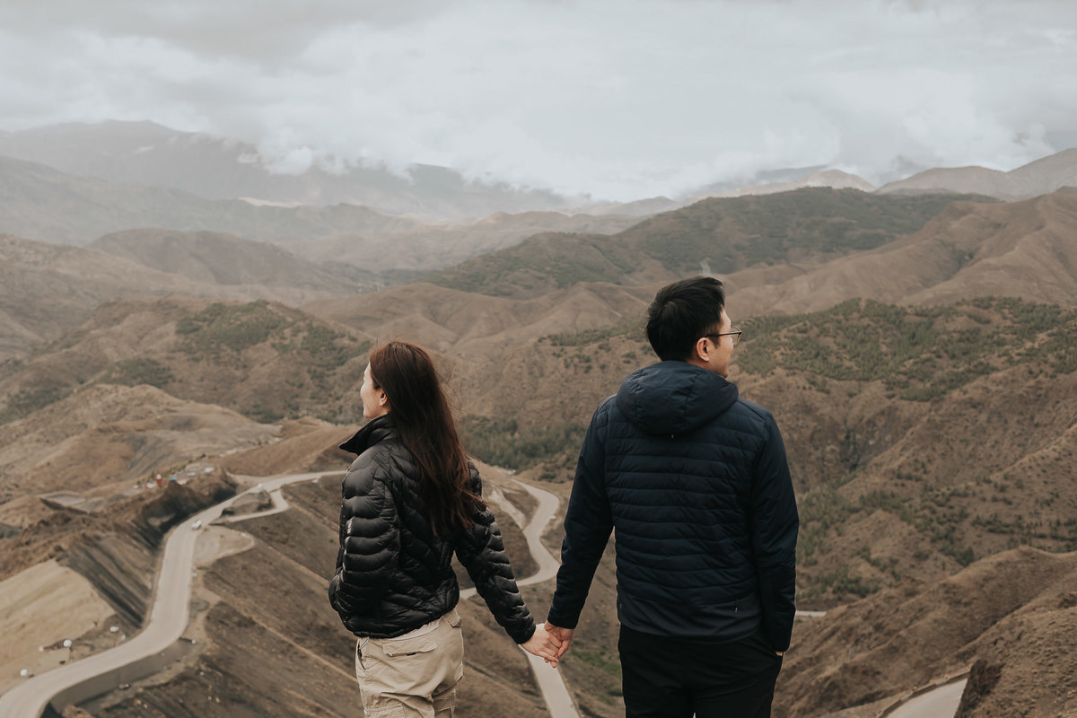 Ensaio fotográfico no Deserto do Saara com olhar sensível e artístico. Destination wedding no Marrocos e no mundo. Registros autênticos, leves e cheios de emoção para casais que valorizam experiências únicas e memória. Tomaz Fotografias