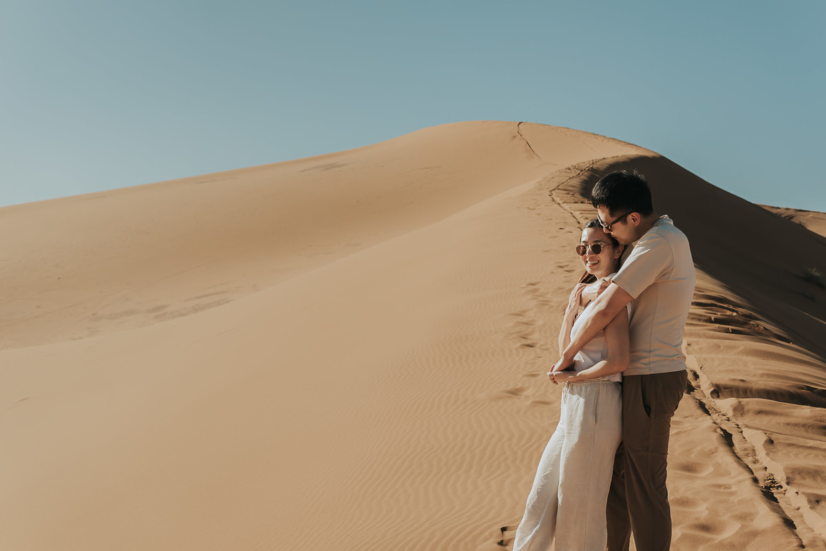 Ensaio fotográfico no Deserto do Saara com olhar sensível e artístico. Destination wedding no Marrocos e no mundo. Registros autênticos, leves e cheios de emoção para casais que valorizam experiências únicas e memória. Tomaz Fotografias