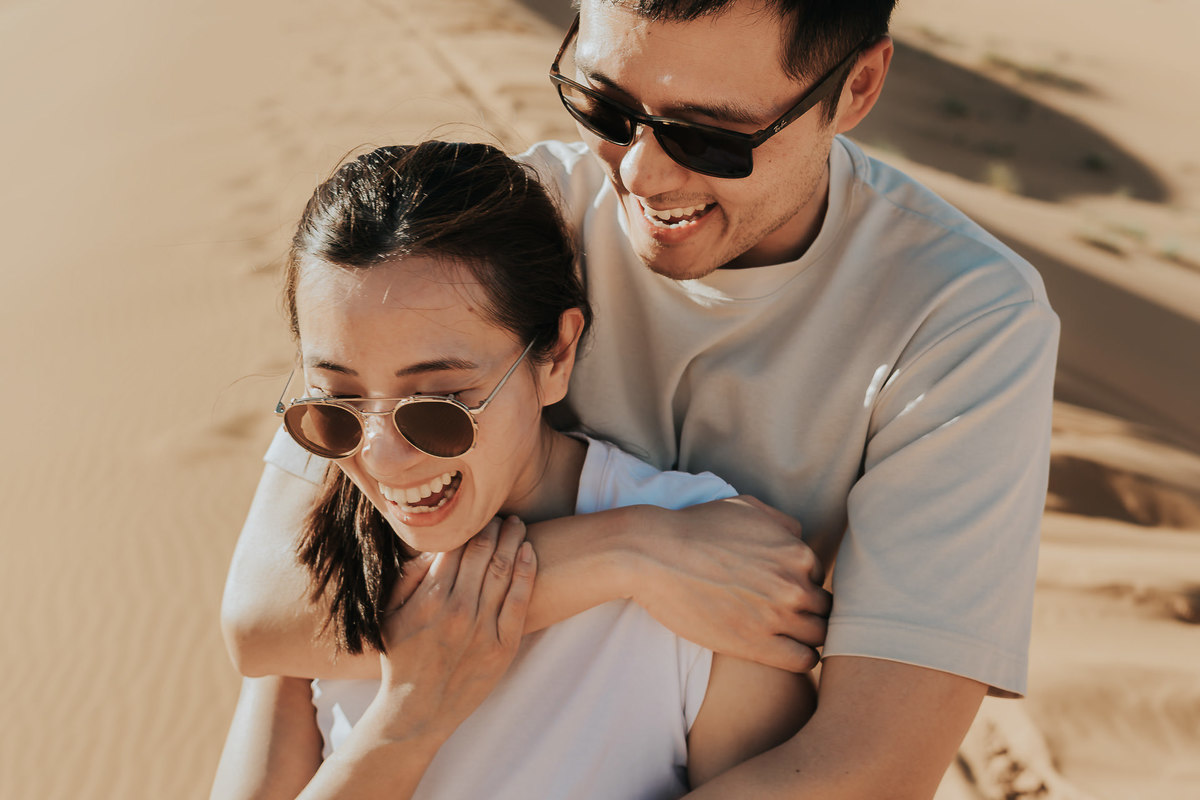 Ensaio fotográfico no Deserto do Saara com olhar sensível e artístico. Destination wedding no Marrocos e no mundo. Registros autênticos, leves e cheios de emoção para casais que valorizam experiências únicas e memória. Tomaz Fotografias