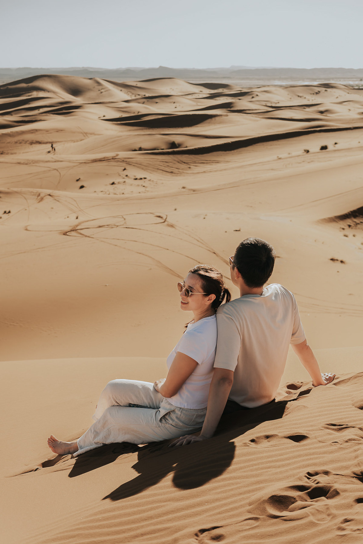 Ensaio fotográfico no Deserto do Saara com olhar sensível e artístico. Destination wedding no Marrocos e no mundo. Registros autênticos, leves e cheios de emoção para casais que valorizam experiências únicas e memória. Tomaz Fotografias