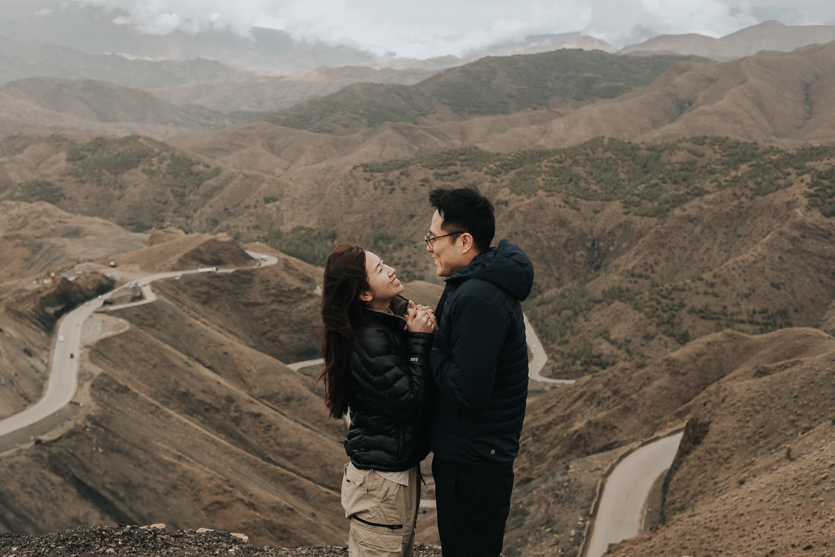 Ensaio fotográfico no Deserto do Saara com olhar sensível e artístico. Destination wedding no Marrocos e no mundo. Registros autênticos, leves e cheios de emoção para casais que valorizam experiências únicas e memória. Tomaz Fotografias