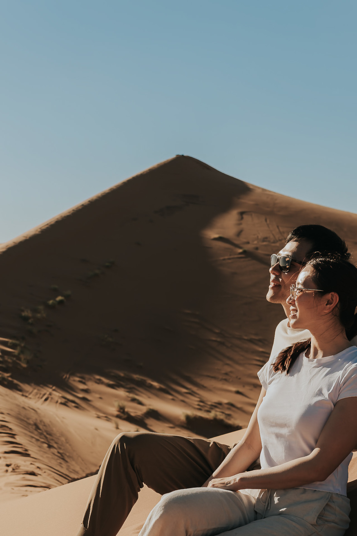 Ensaio fotográfico no Deserto do Saara com olhar sensível e artístico. Destination wedding no Marrocos e no mundo. Registros autênticos, leves e cheios de emoção para casais que valorizam experiências únicas e memória. Tomaz Fotografias