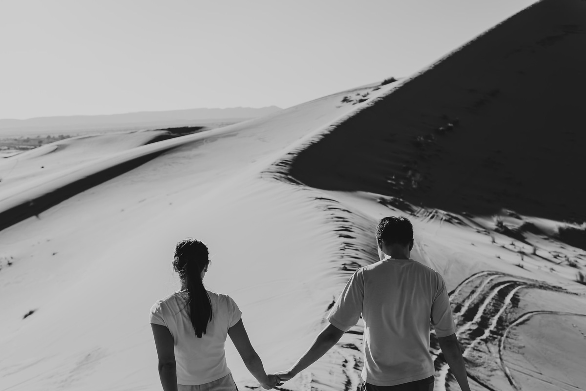 Ensaio fotográfico no Deserto do Saara com olhar sensível e artístico. Destination wedding no Marrocos e no mundo. Registros autênticos, leves e cheios de emoção para casais que valorizam experiências únicas e memória. Tomaz Fotografias