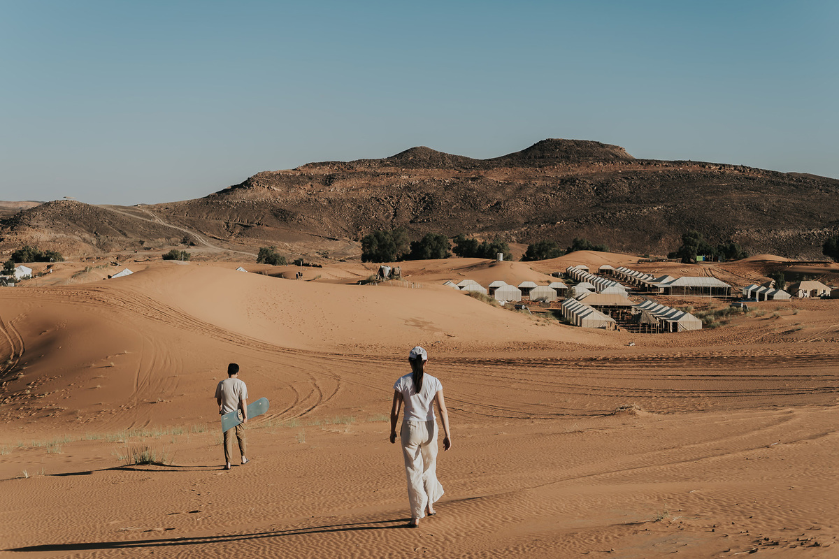 Ensaio fotográfico no Deserto do Saara com olhar sensível e artístico. Destination wedding no Marrocos e no mundo. Registros autênticos, leves e cheios de emoção para casais que valorizam experiências únicas e memória. Tomaz Fotografias