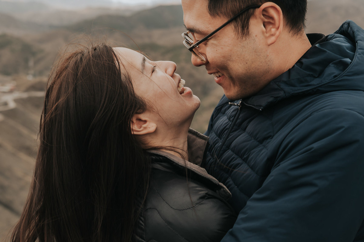 Ensaio fotográfico no Deserto do Saara com olhar sensível e artístico. Destination wedding no Marrocos e no mundo. Registros autênticos, leves e cheios de emoção para casais que valorizam experiências únicas e memória. Tomaz Fotografias