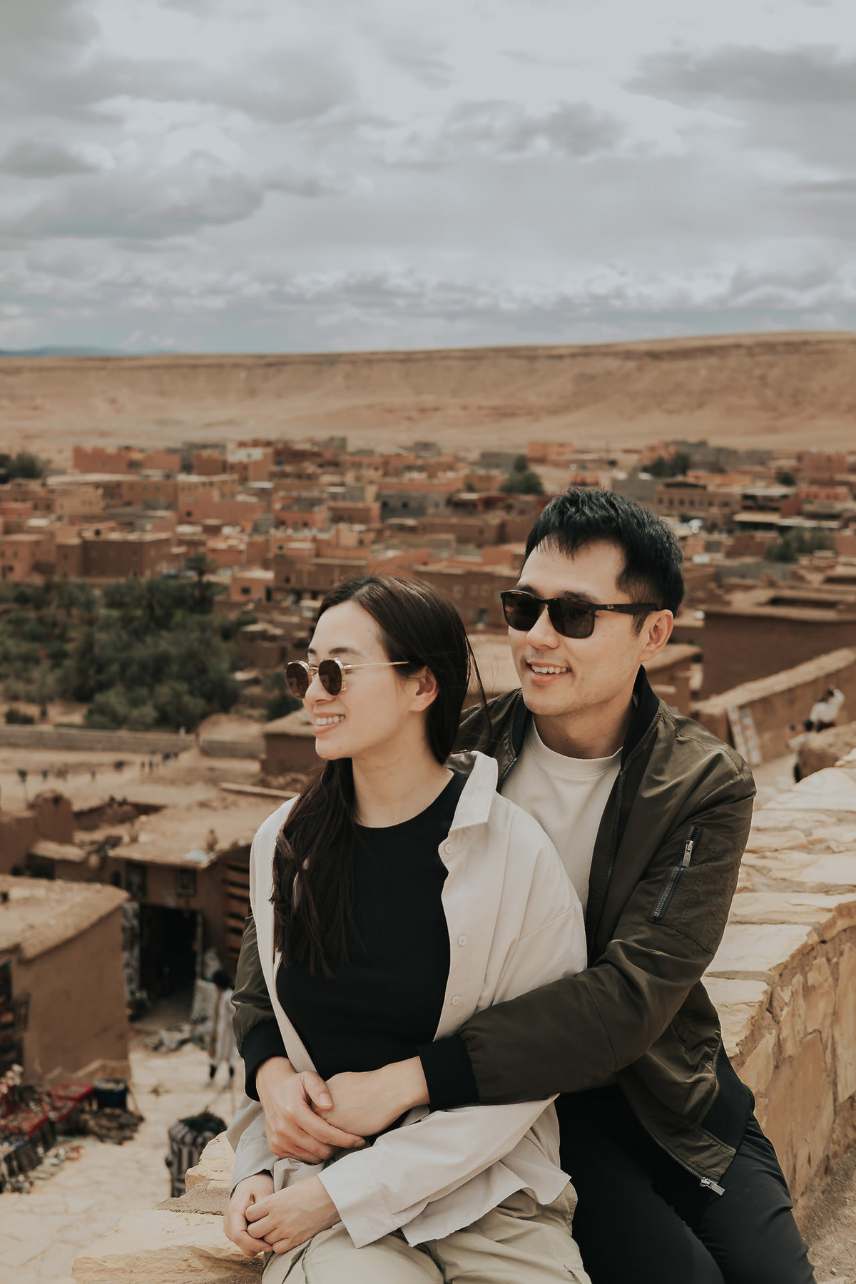 Ensaio fotográfico no Deserto do Saara com olhar sensível e artístico. Destination wedding no Marrocos e no mundo. Registros autênticos, leves e cheios de emoção para casais que valorizam experiências únicas e memória. Tomaz Fotografias