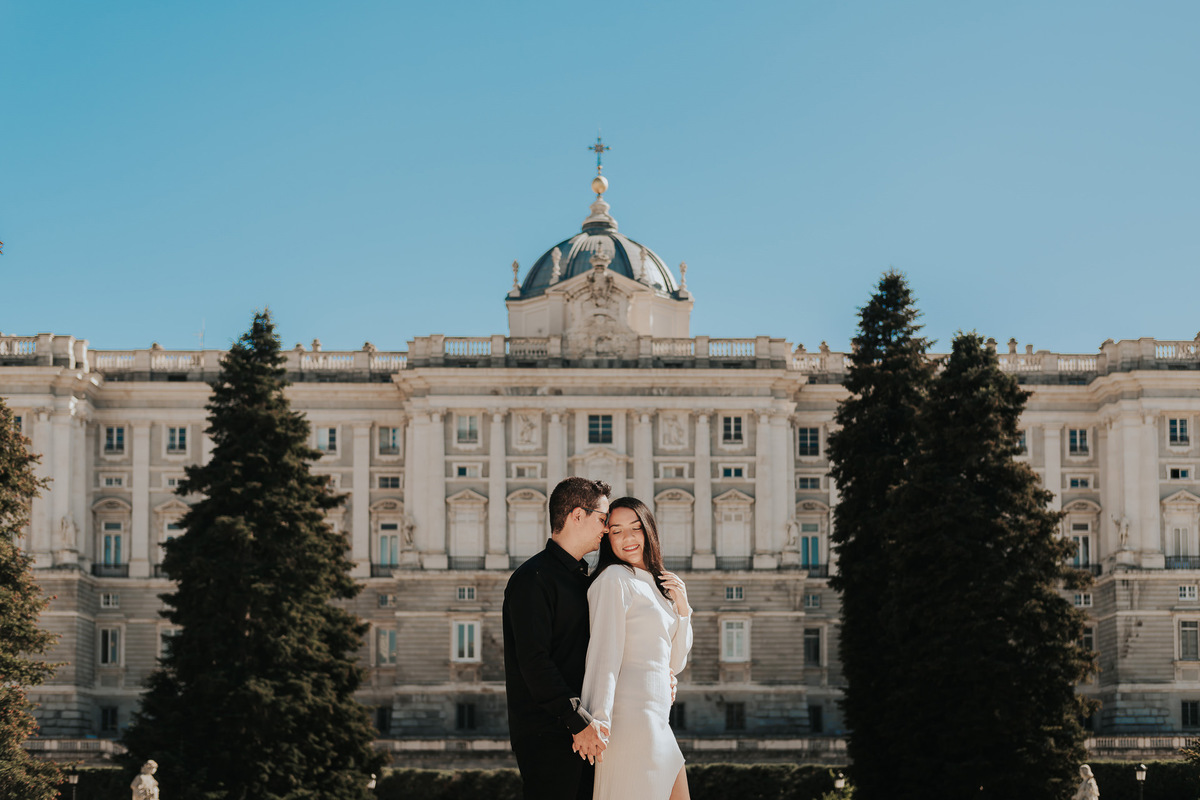 Ensaio fotográfico em Madrid com casal brasileiro, com fotos leves, espontâneas e românticas. Ideal para pre wedding e destination wedding na Europa, com registros naturais e cheios de emoção. Tomaz Fotografias
