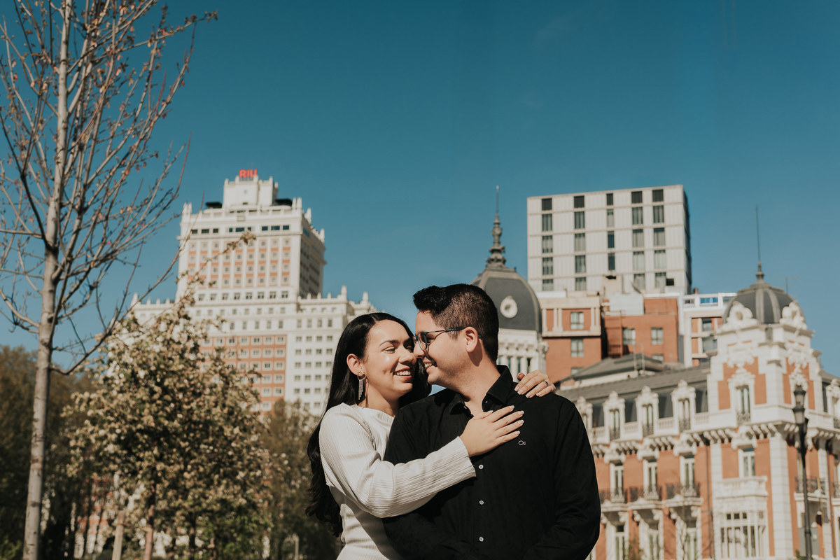 Ensaio fotográfico em Madrid com casal brasileiro, com fotos leves, espontâneas e românticas. Ideal para pre wedding e destination wedding na Europa, com registros naturais e cheios de emoção. Tomaz Fotografias