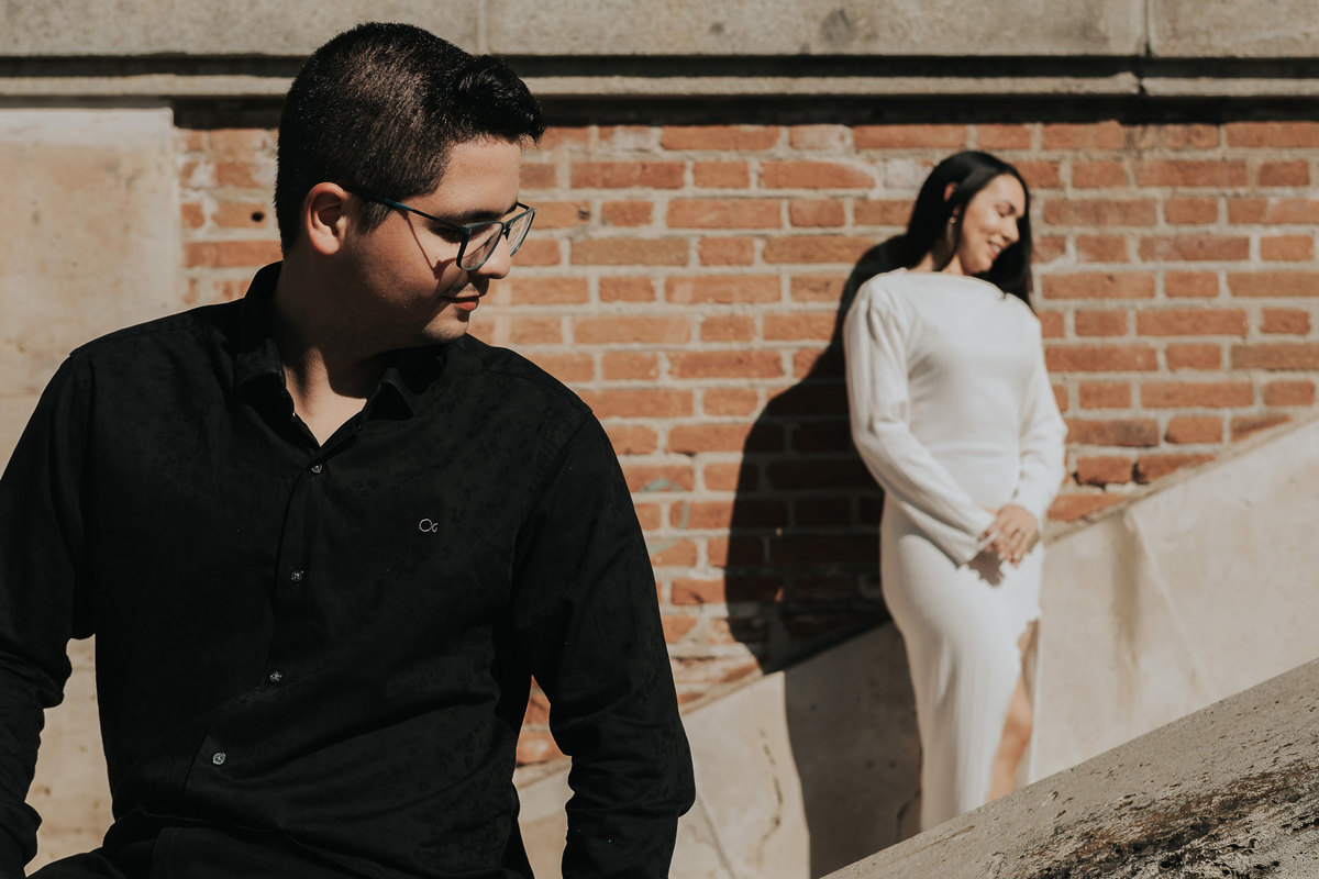 Ensaio fotográfico em Madrid com casal brasileiro, com fotos leves, espontâneas e românticas. Ideal para pre wedding e destination wedding na Europa, com registros naturais e cheios de emoção. Tomaz Fotografias