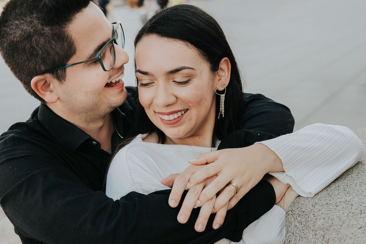 Ensaio fotográfico em Madrid com casal brasileiro, com fotos leves, espontâneas e românticas. Ideal para pre wedding e destination wedding na Europa, com registros naturais e cheios de emoção. Tomaz Fotografias