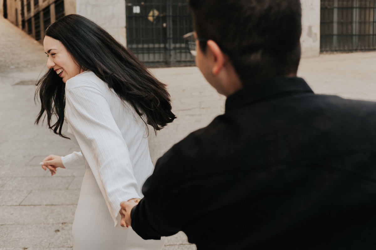 Ensaio fotográfico em Madrid com casal brasileiro, com fotos leves, espontâneas e românticas. Ideal para pre wedding e destination wedding na Europa, com registros naturais e cheios de emoção. Tomaz Fotografias